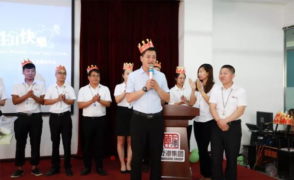 集團(tuán)常務(wù)副總裁王德剛為壽星們送上祝福 集團(tuán)常務(wù)副總裁王德剛為壽星們送上祝福