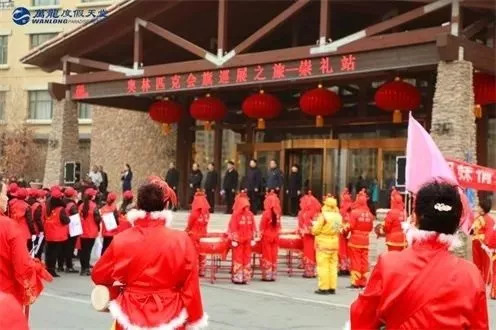 奧林匹克會(huì)旗抵達(dá)萬龍 奧林匹克會(huì)旗抵達(dá)萬龍