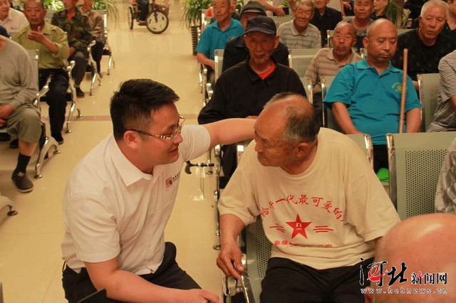 安俊峰尉問(wèn)敬老院 安俊峰尉問(wèn)敬老院